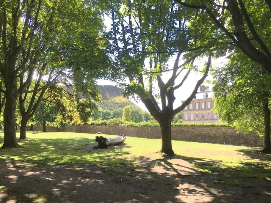 Holyrood Park: Lush & Arty 2 Double Bed Flat Apartment EDI Exterior photo